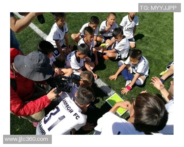 足球巨星萌娃首秀综艺舞台 温情互动展现家庭另一面