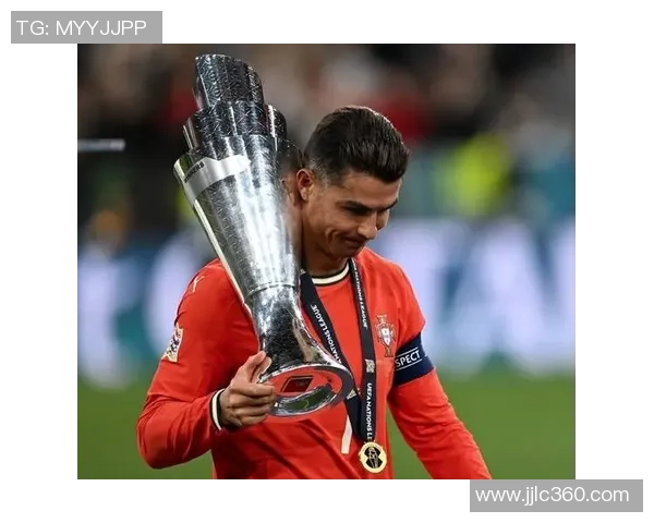 金属质感足球球星贴纸全景展示：从梅西到C罗，领略足球巨星风采